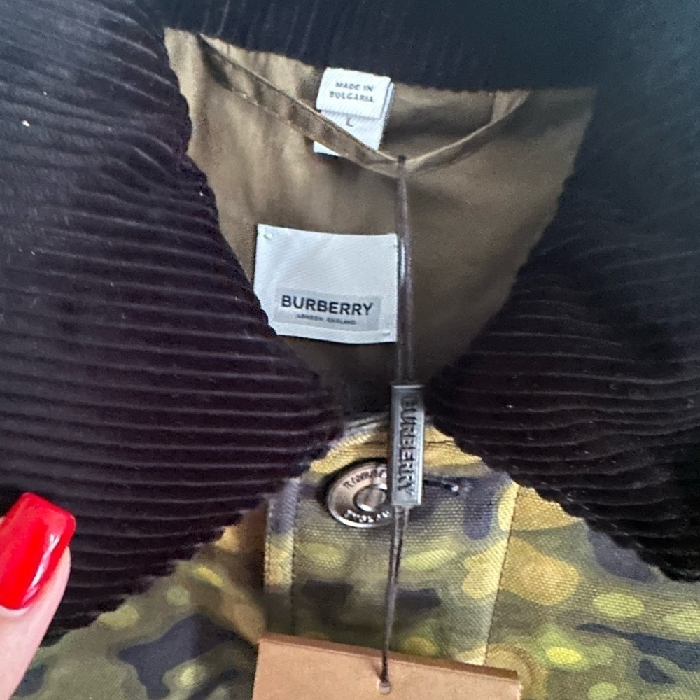 BURBERRY
Malvern Camouflage Logo Print Jacket - Picture 6 of 12